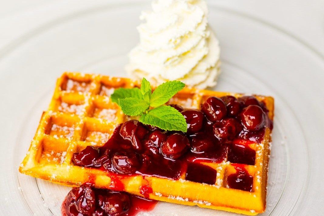 Waffeln mit Kirschen