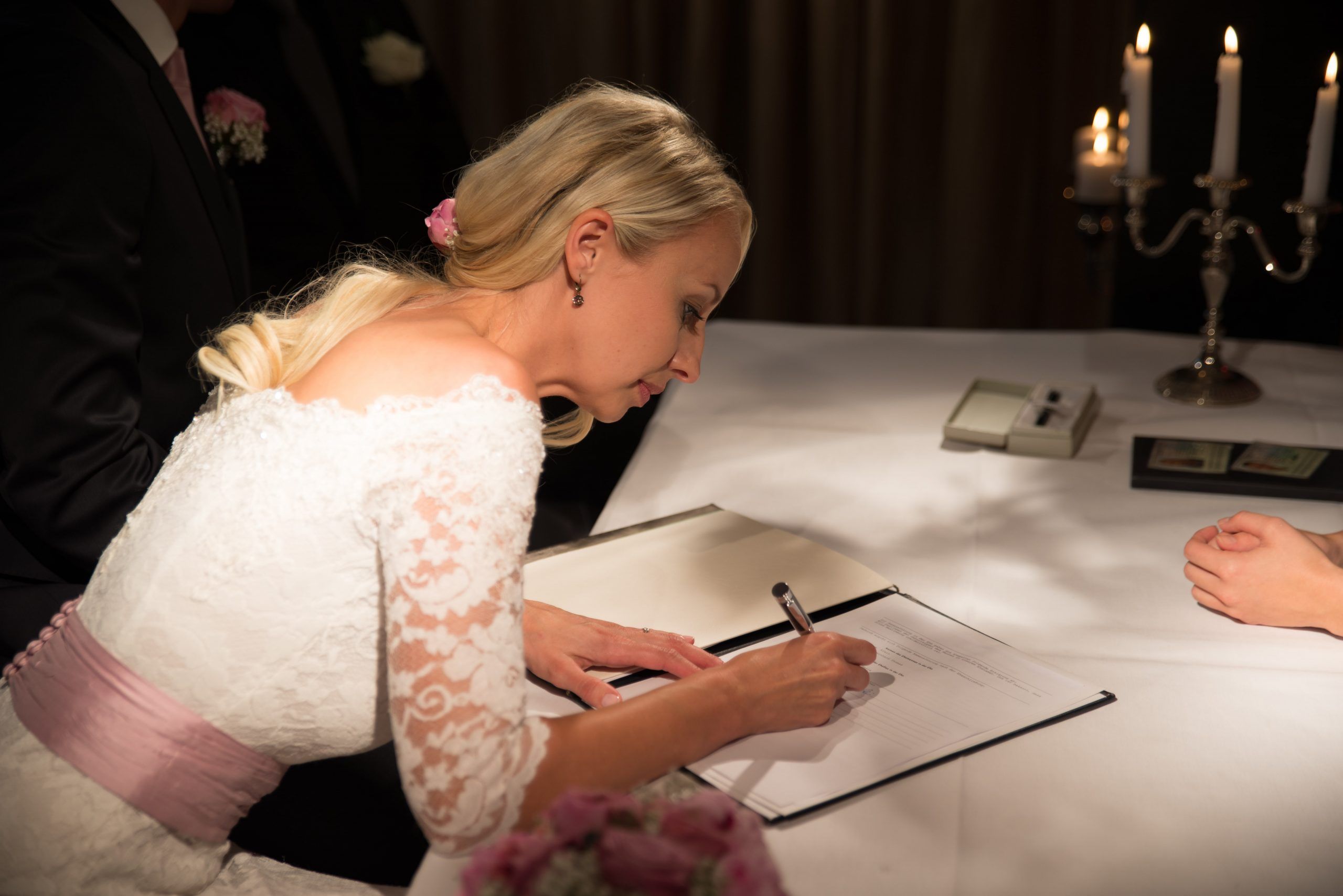 Unterschrift bei der Trauung