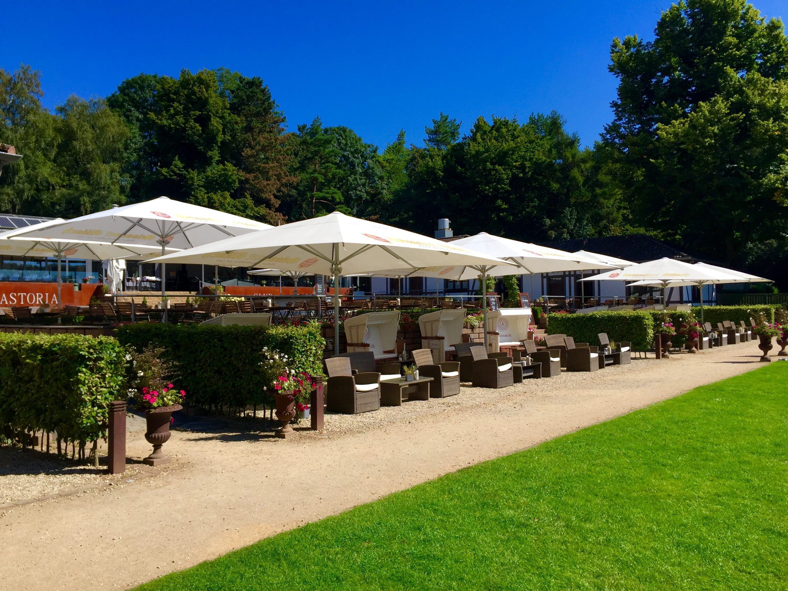 Strandkörbe und Lounge Möbel im Biergarten