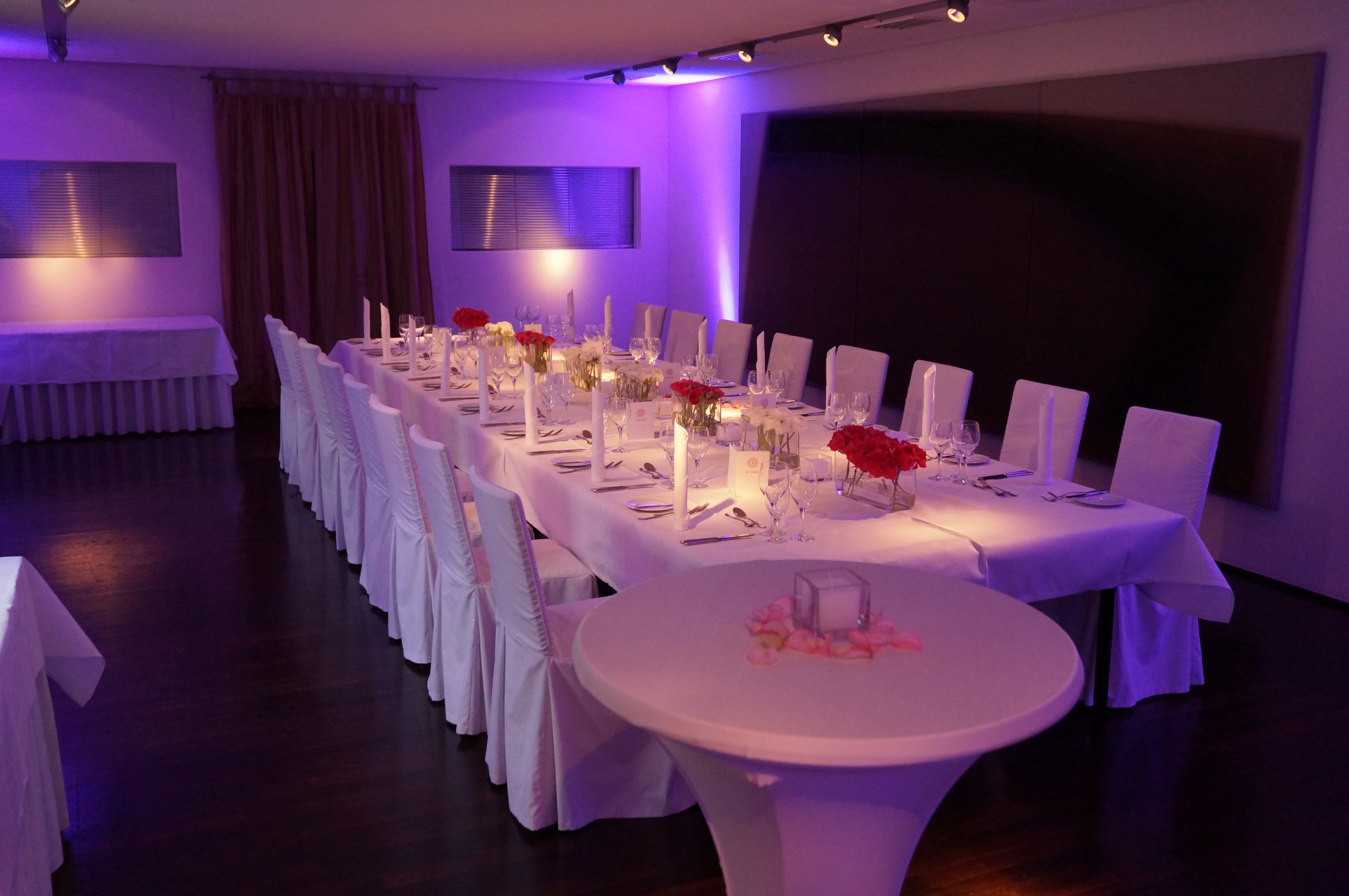 Artroom mit langer Tischtafel und Hussen