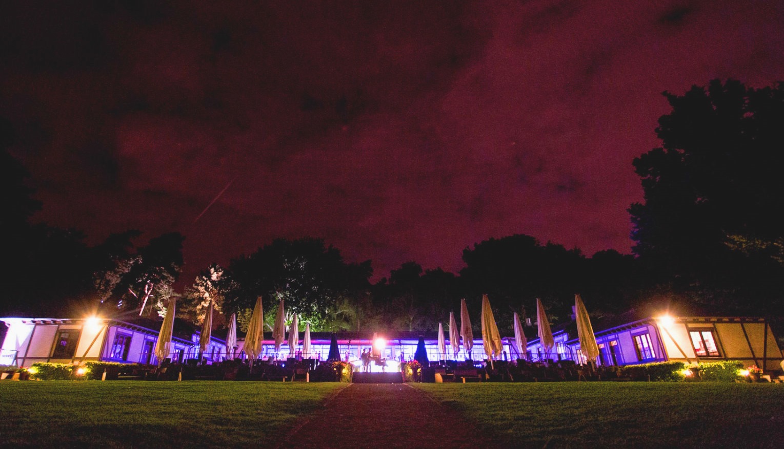 Außenansicht bei Nacht