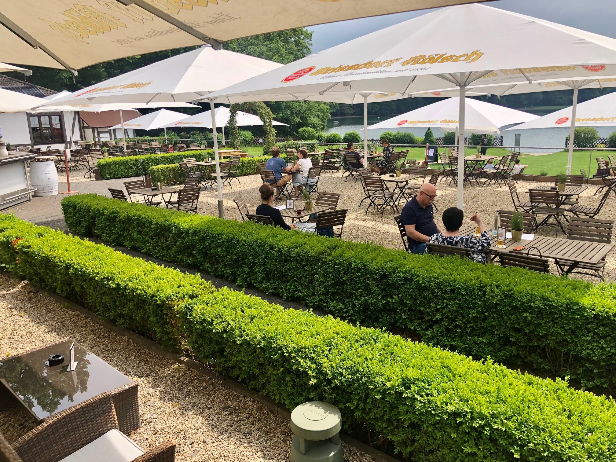 Biergarten mit Seeblick