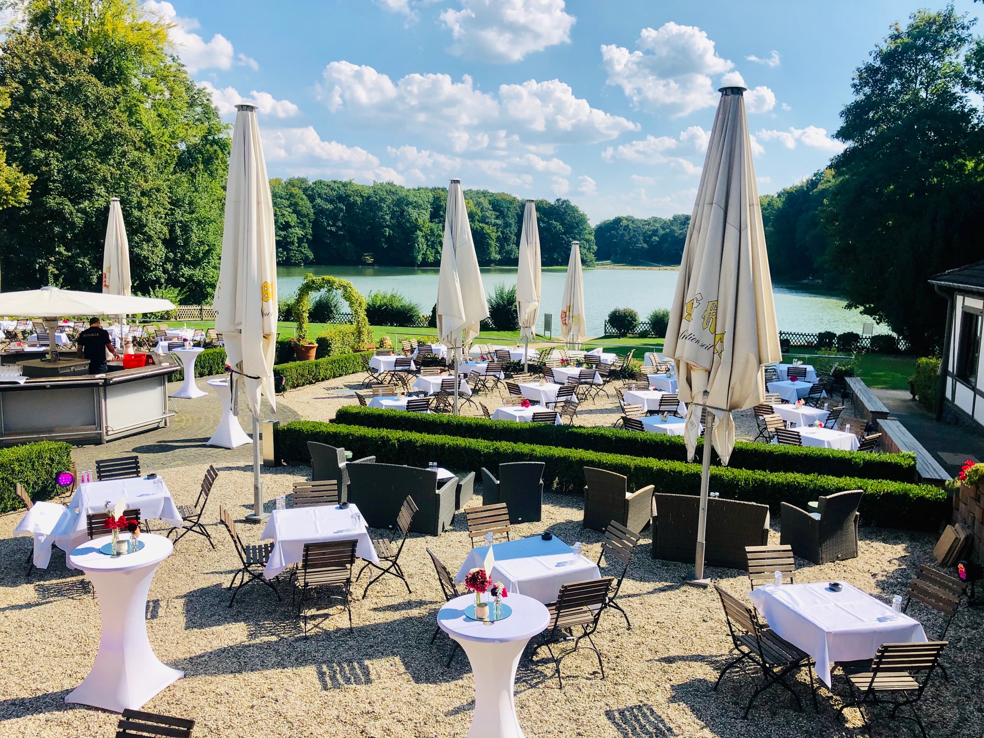 Biergarten weiß eingedeckt