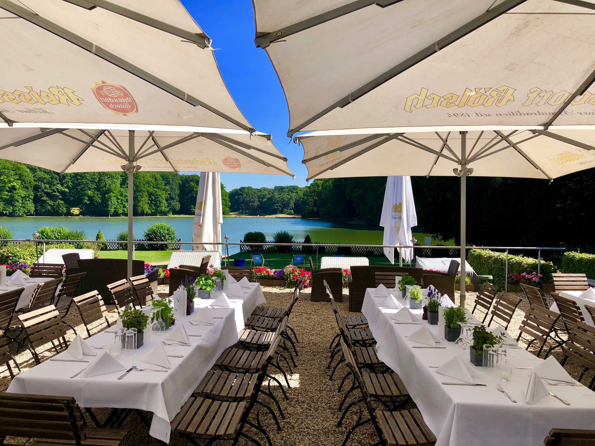 Biergarten mit Seeblick