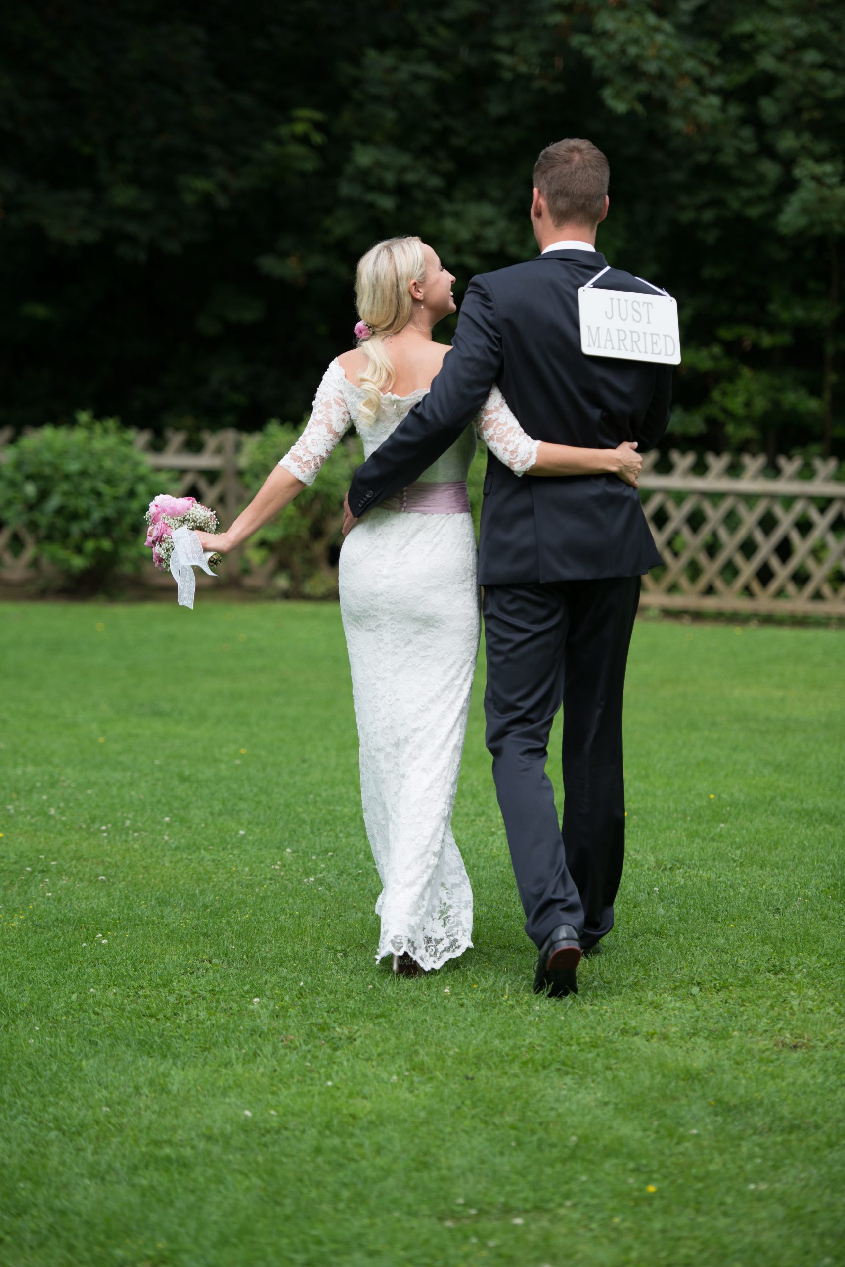 Brautpaar im Grünen