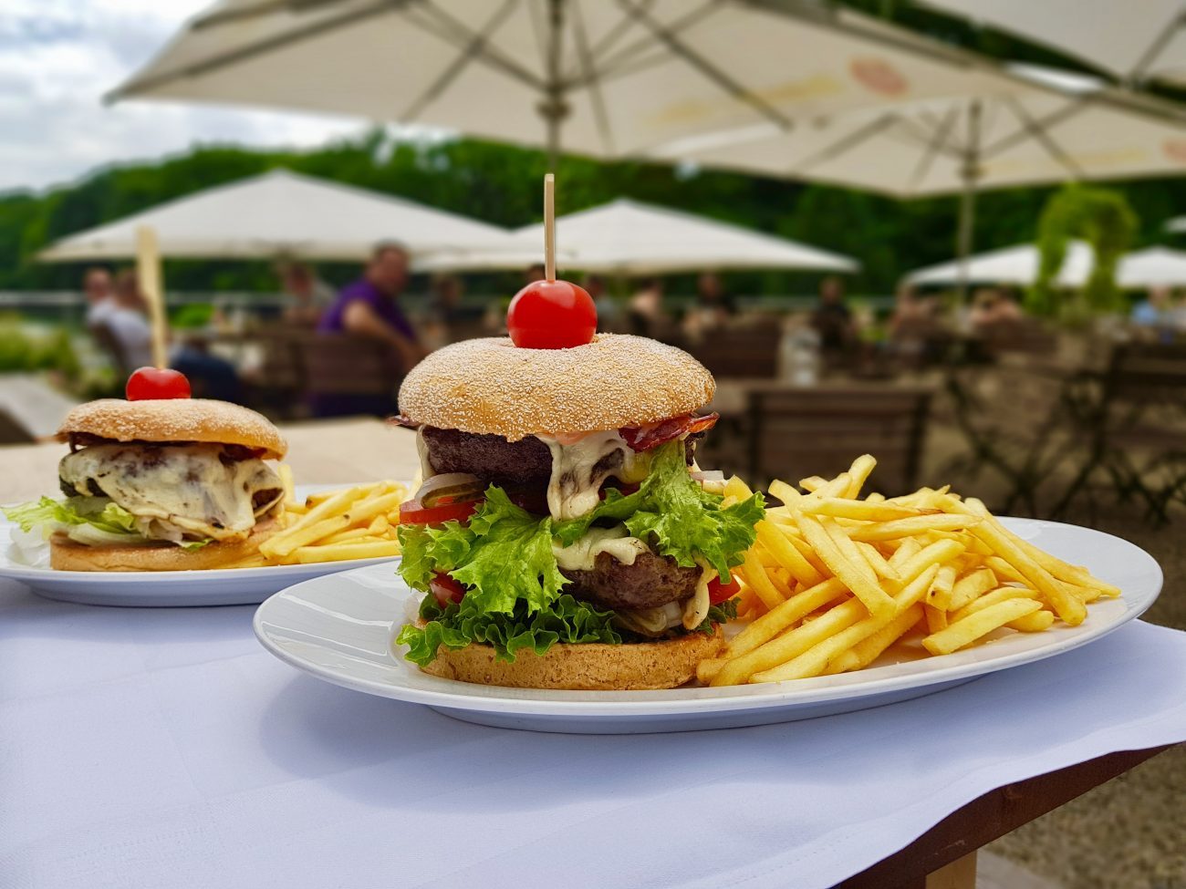 Burger im Biergarten