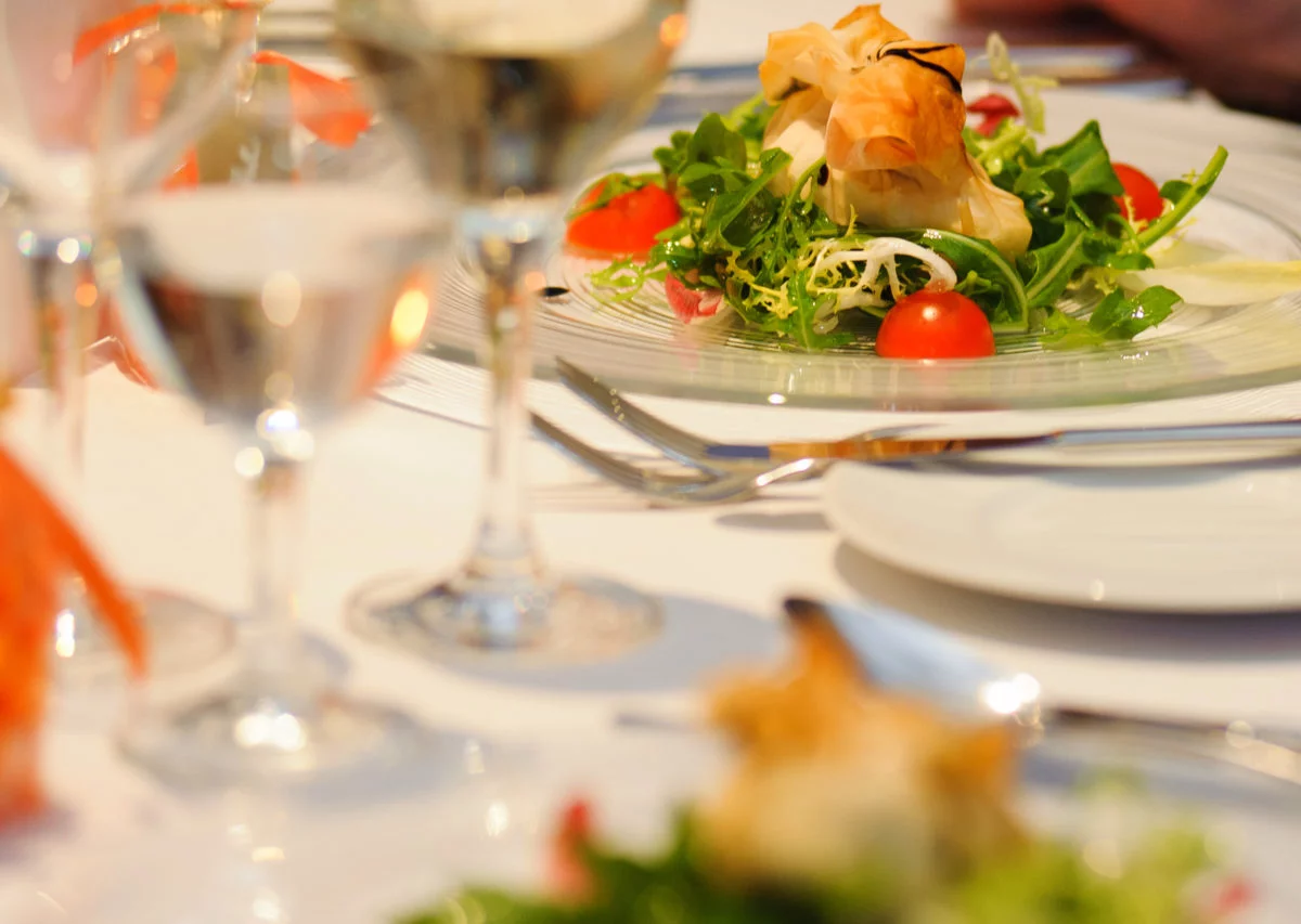 Salatteller auf gedecktem Tisch