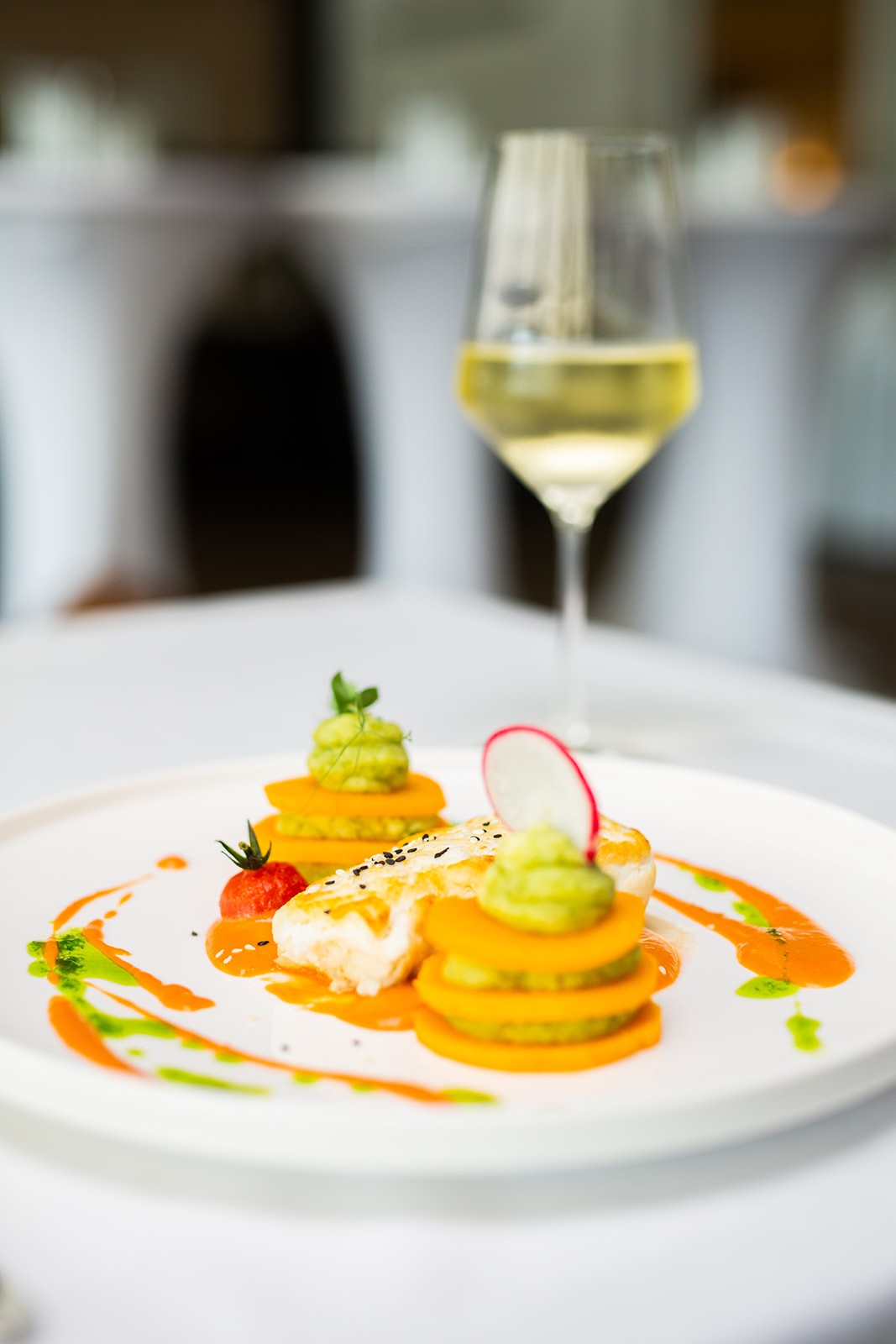 Ein Teller mit feinem Fischgericht