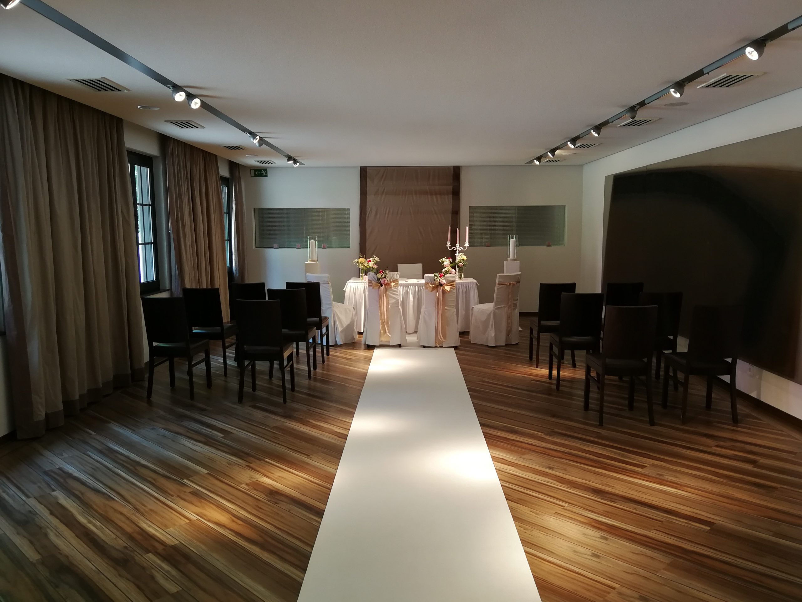 Freie Trauung im Artroom mit weißem Teppich