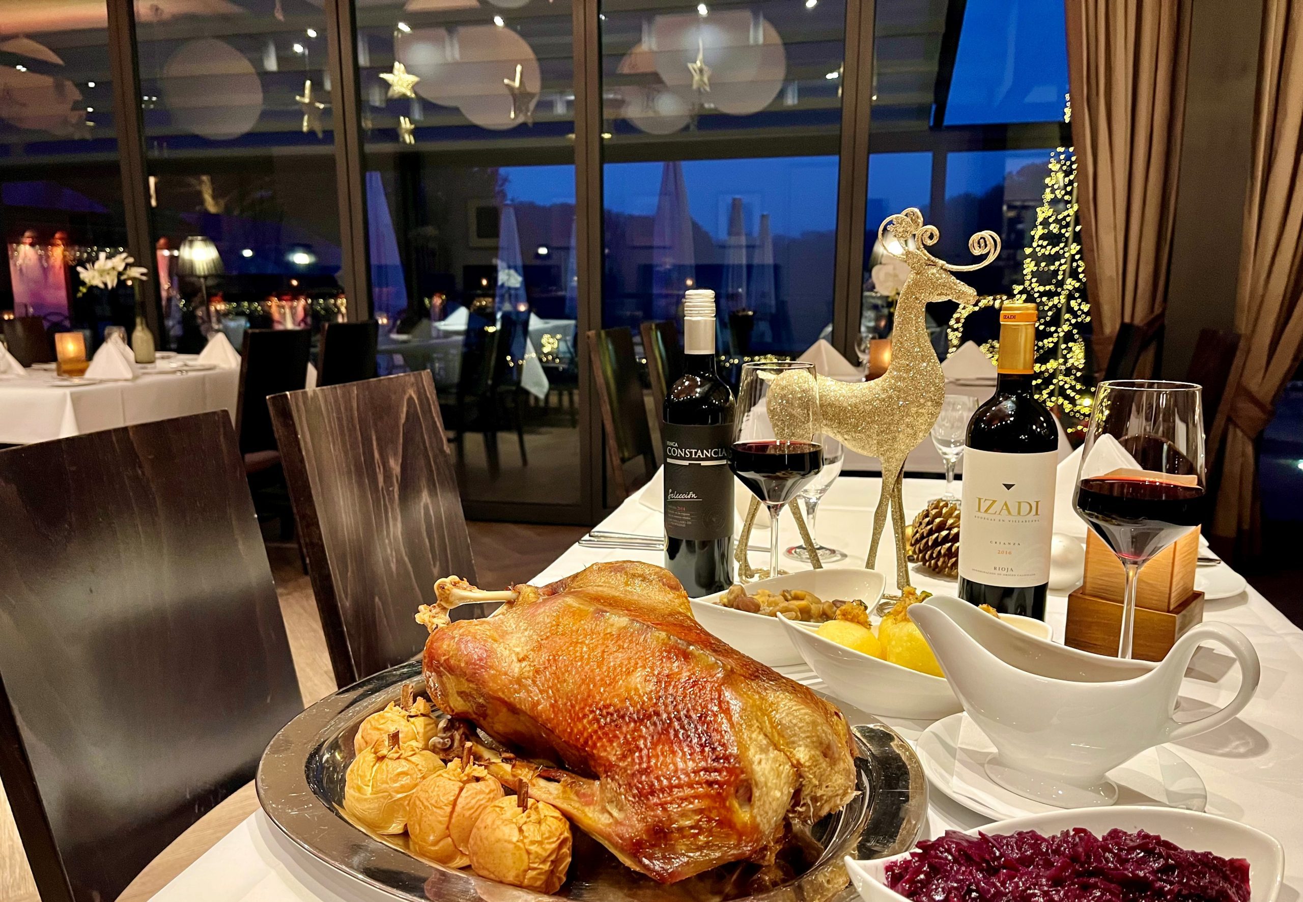 Gänsebraten auf festlich gedecktem Tisch