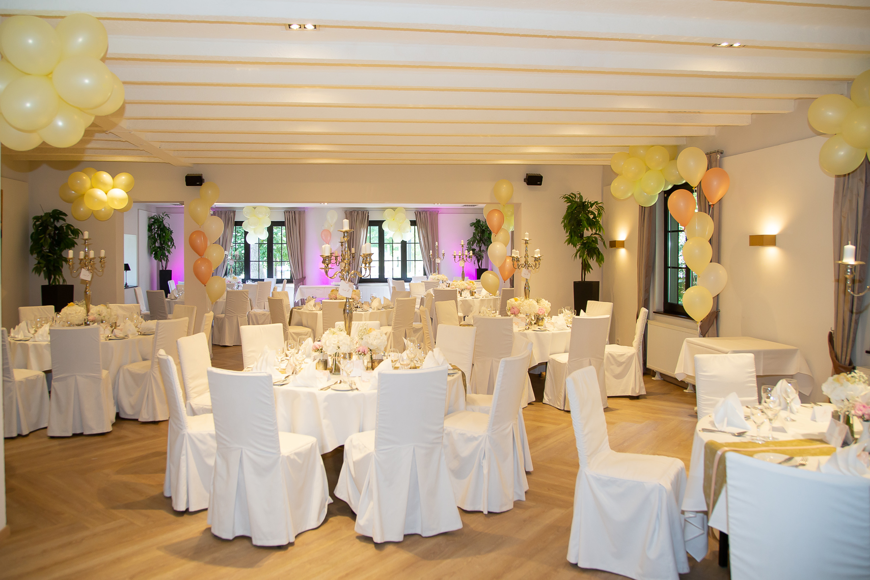 Salon mit runden Tischen