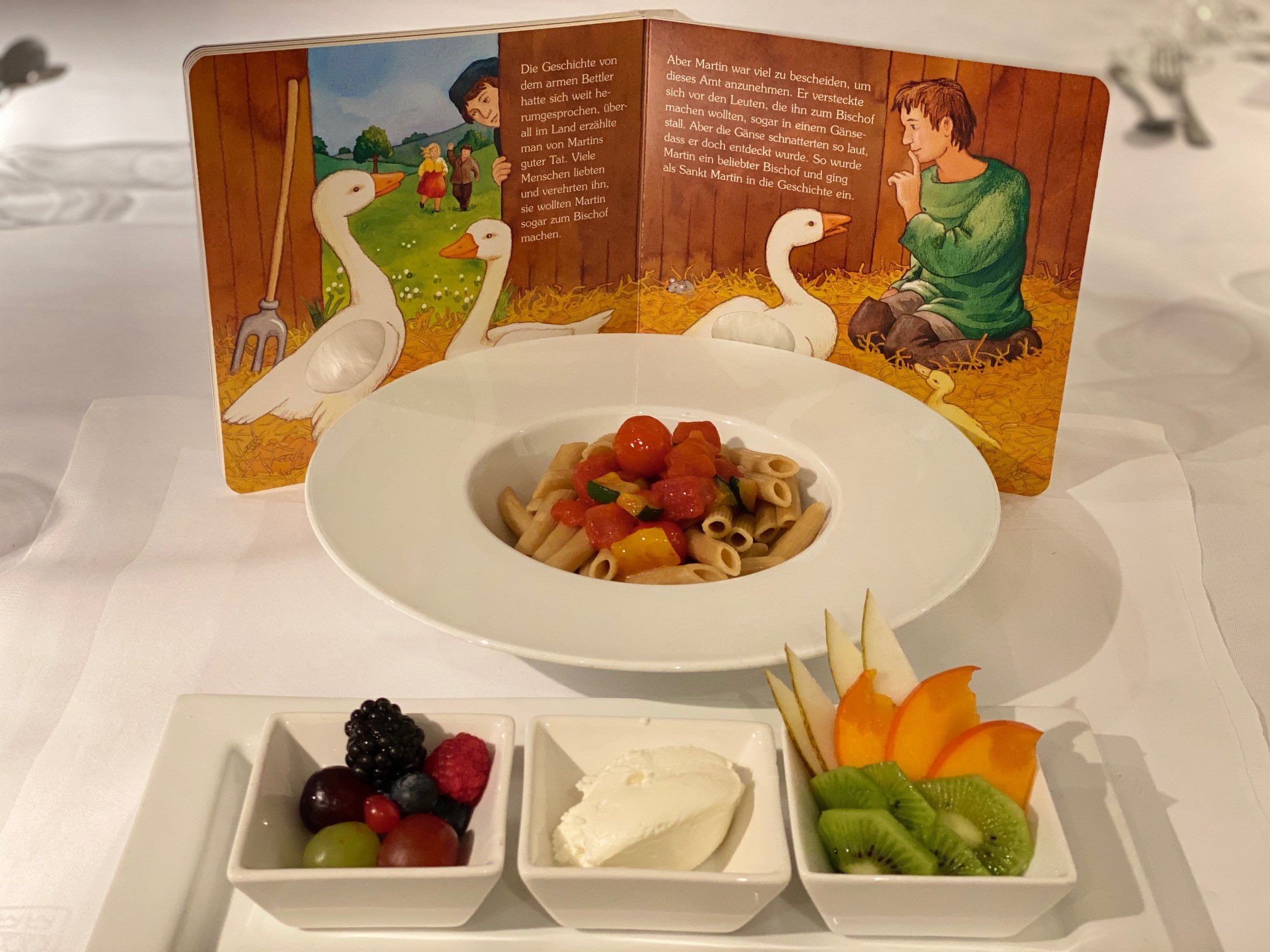 Vollkornpasta und Obstschälchen für Kinder