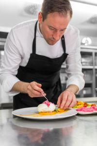 Koch richtet Teller an