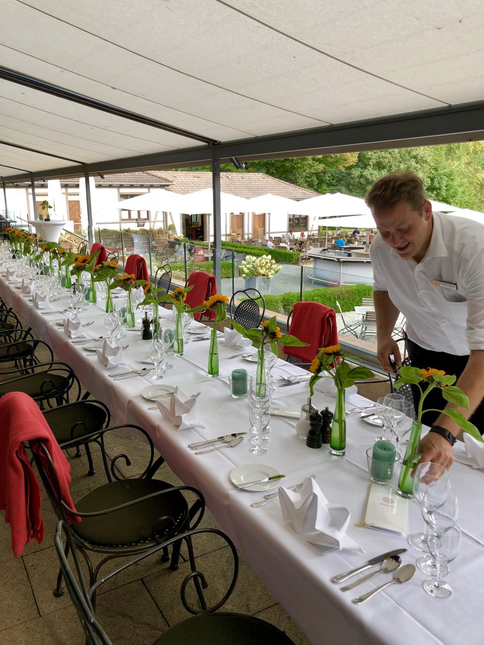 Lange Tafel auf der Terrasse