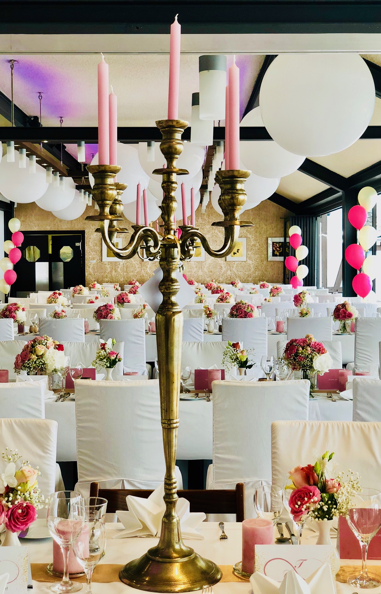 Restaurant 1 und 2 mit langen Tischtafeln