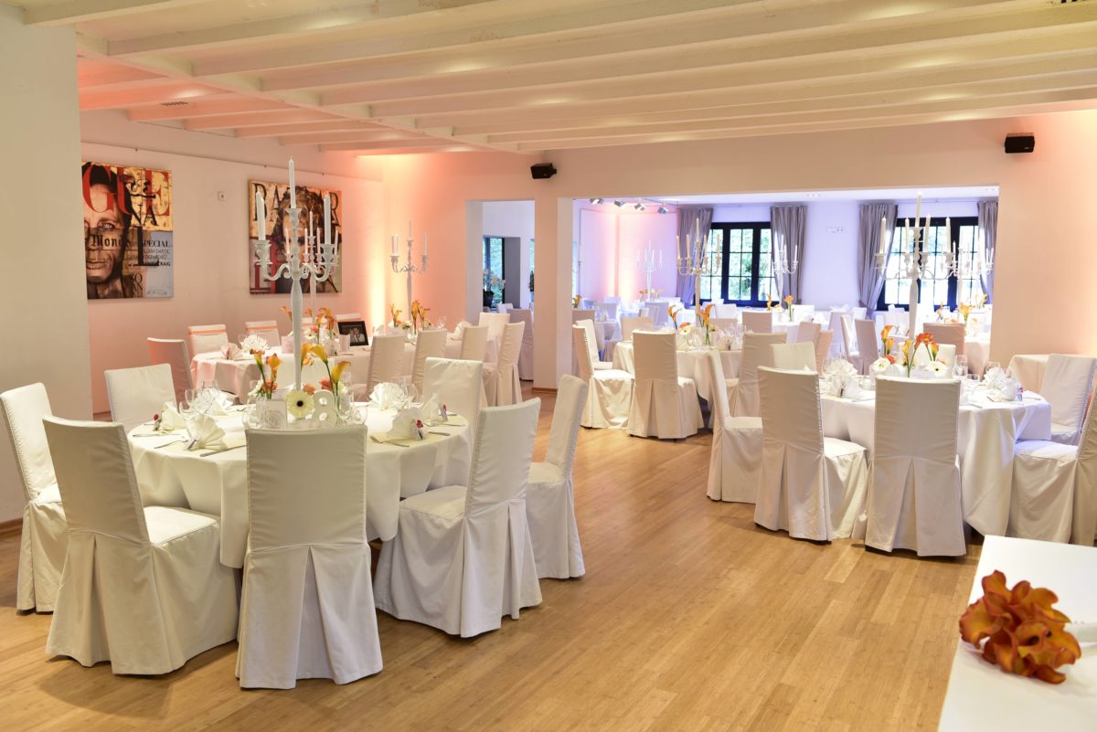 Salon mit runden Tischen