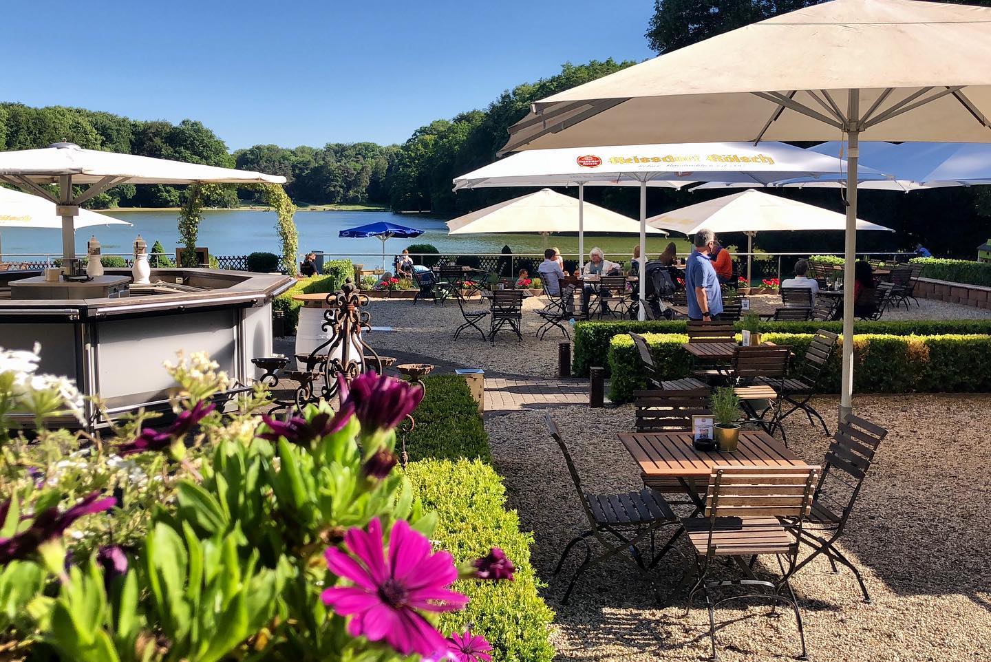 Biergarten mit Seeblick