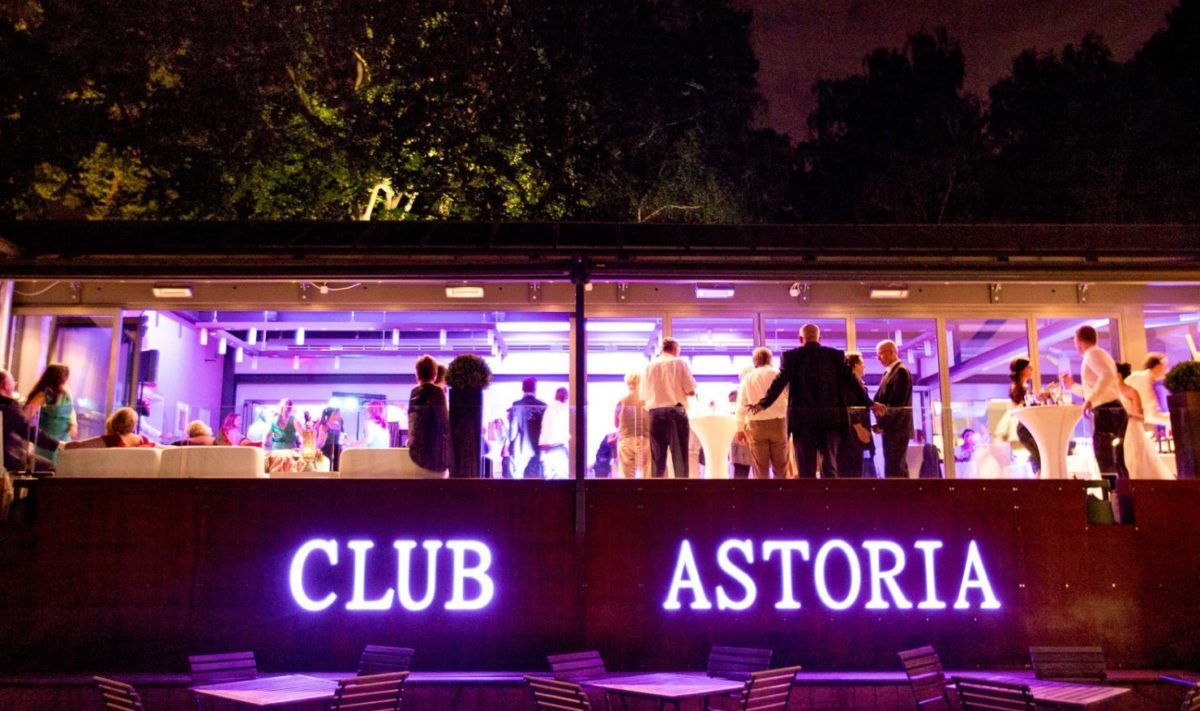 Club Astoria Schriftzug an der Terrasse bei Nacht