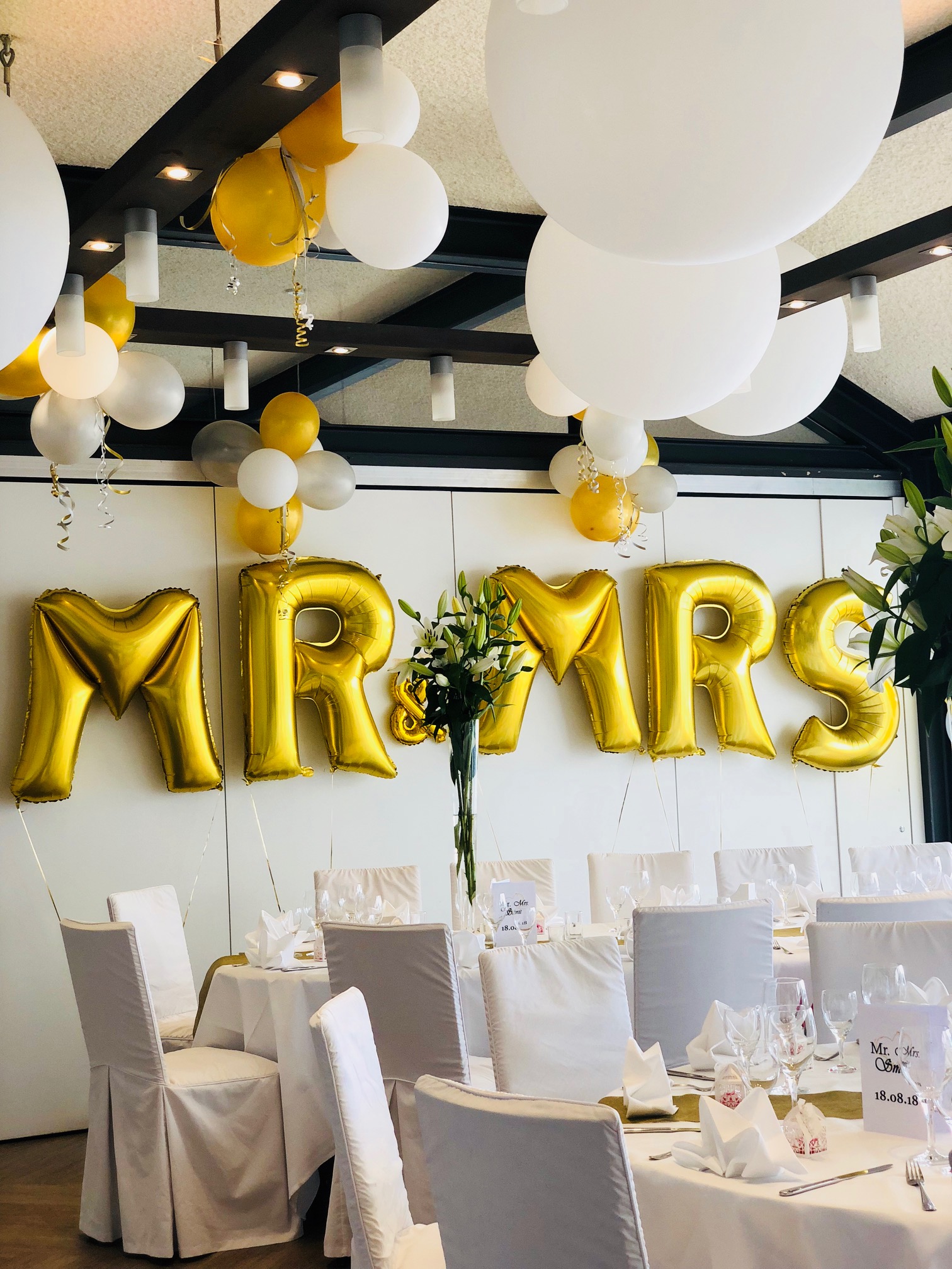 Trennwand im Restaurant 2 mit Schriftzug aus Ballons