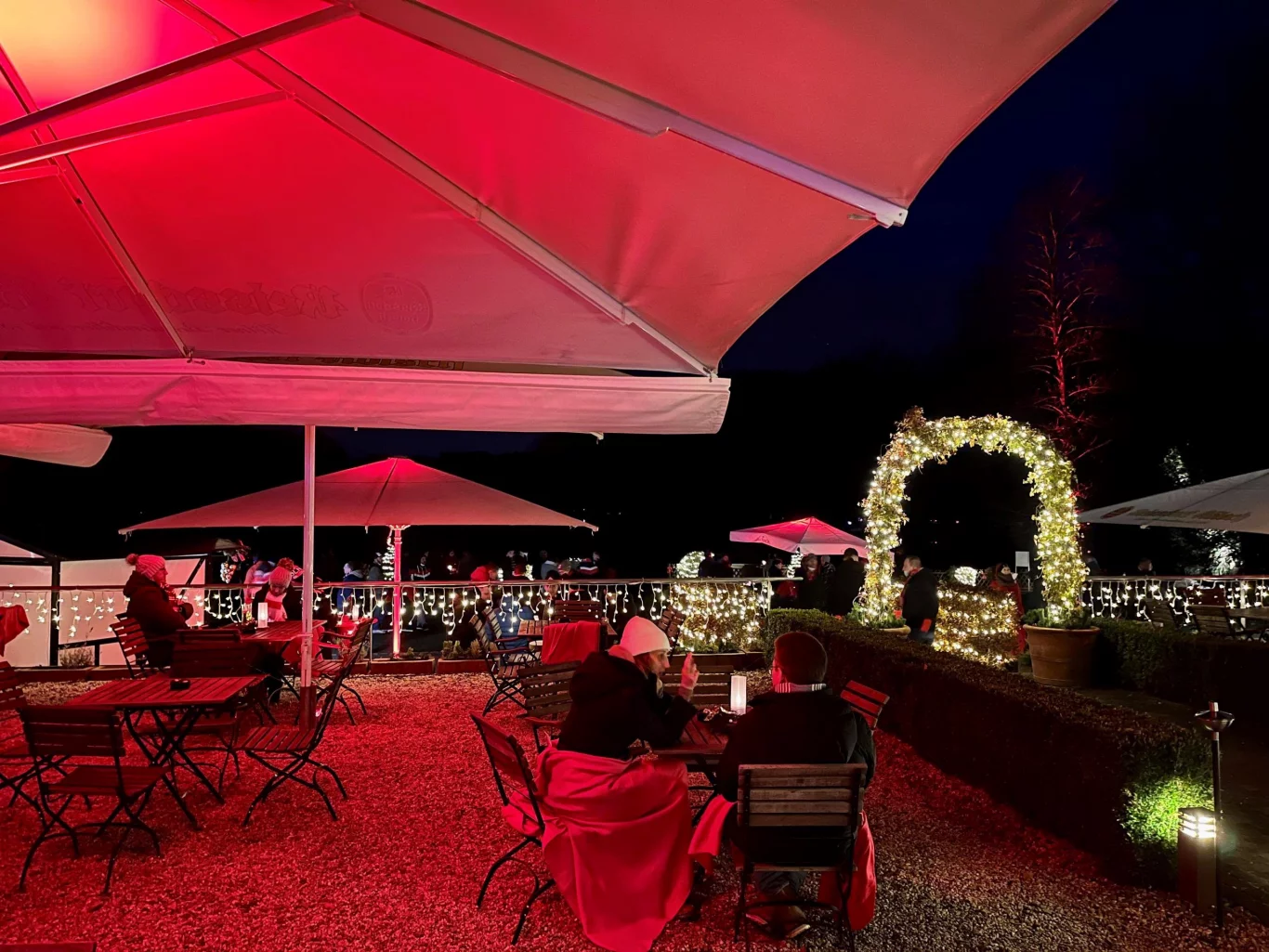 Winterzauber mit gemütlichen Stühlen und Decken