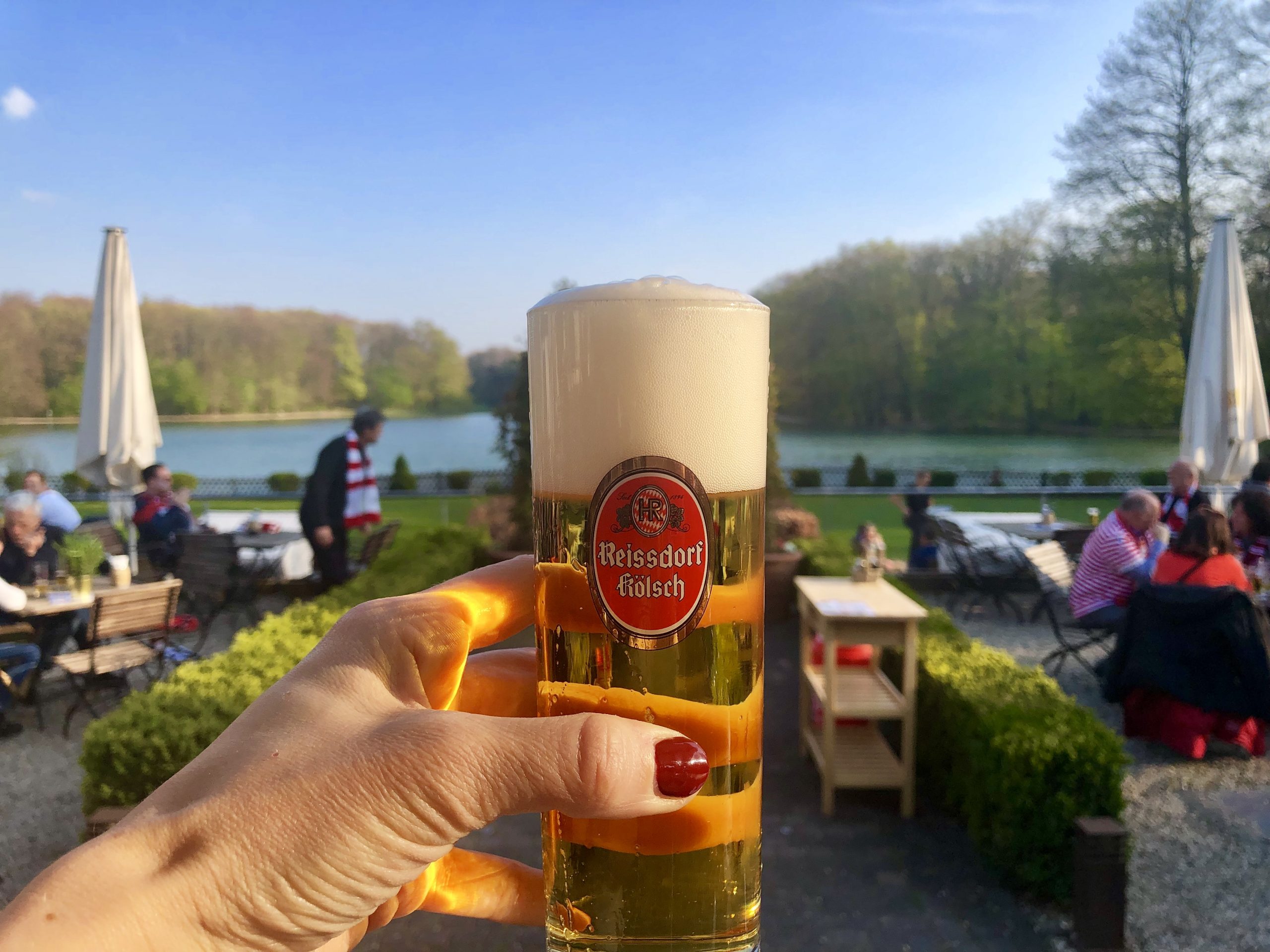 Kölsch im Biergarten mit Seeblick