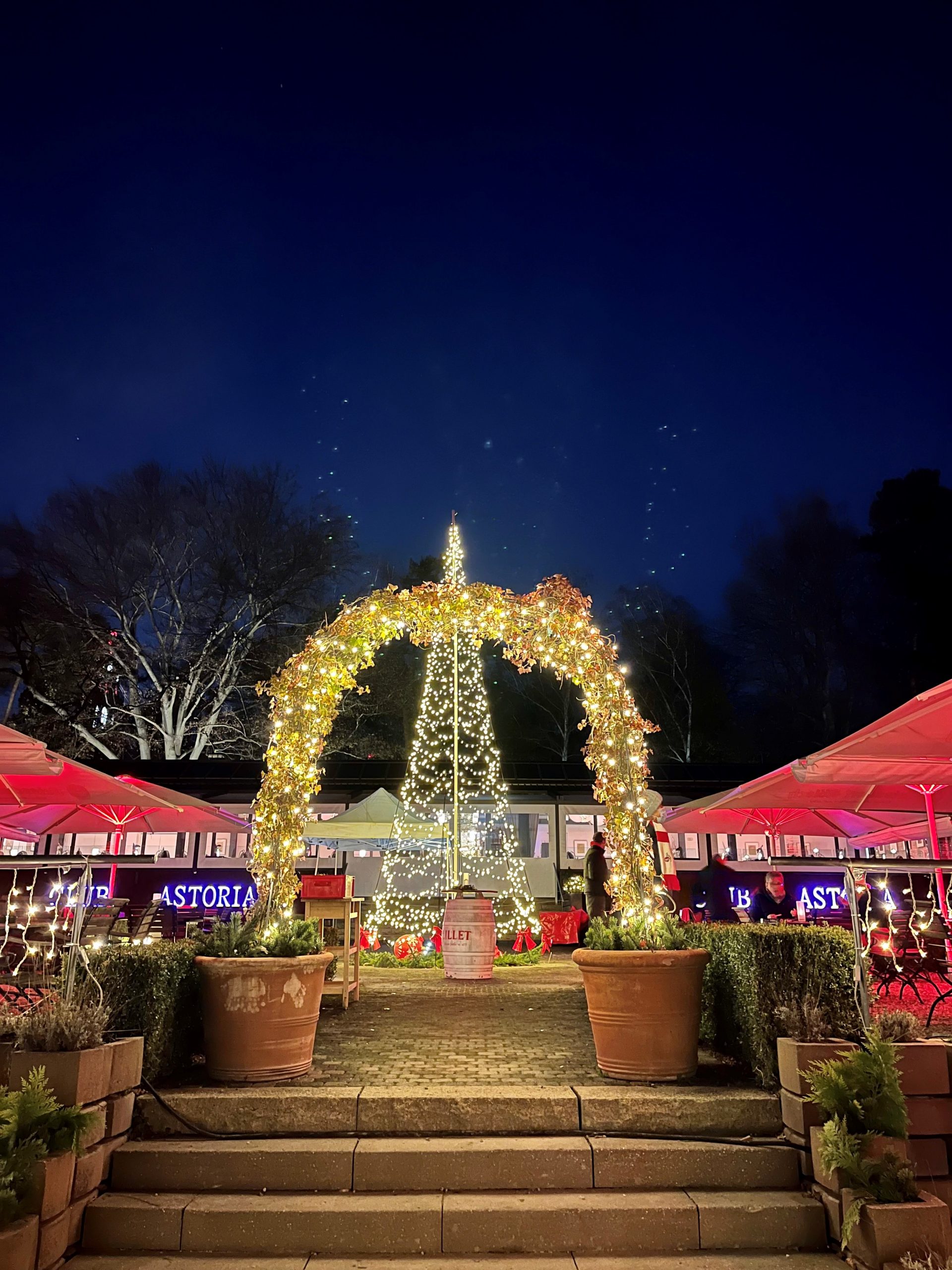 Festlich geschmückter Club Astoria bei Nacht