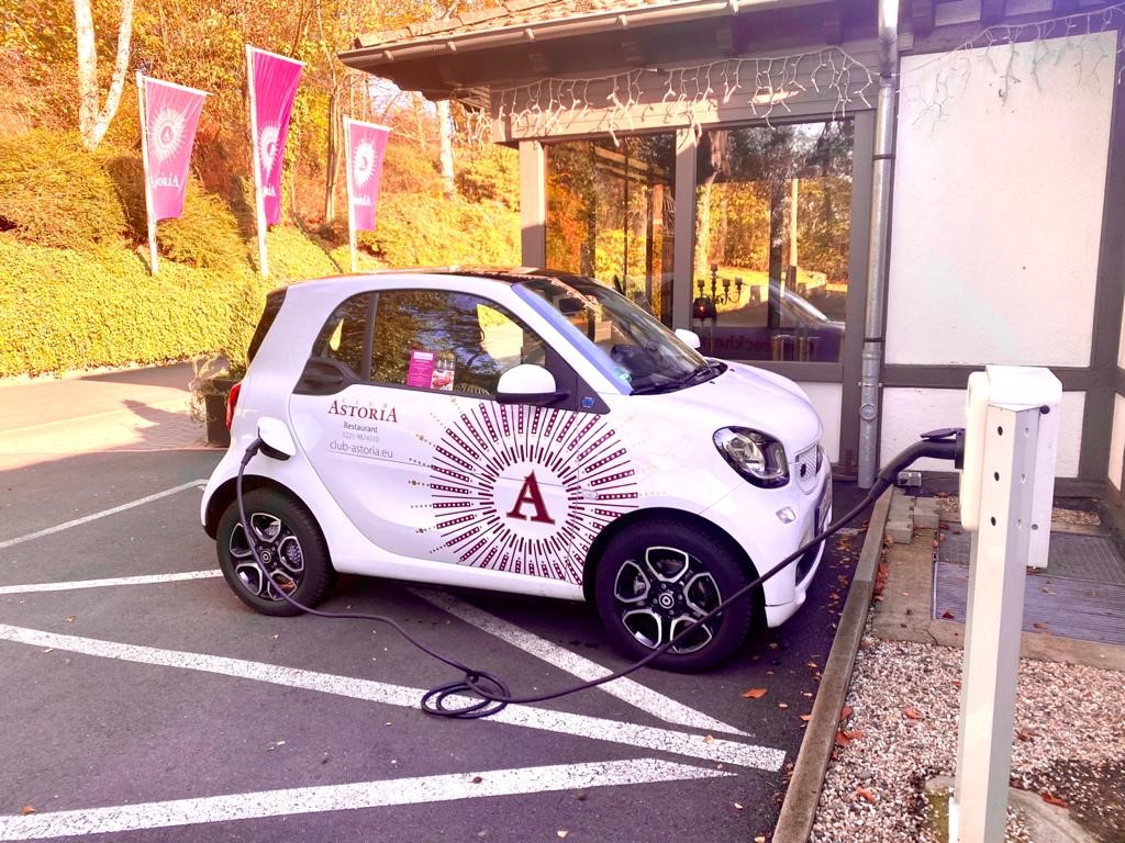 Elektro-Smart mit Club-Astoria-Logo – das Lieferfahrzeug des Club Astoria in Köln.