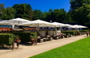 Strandkörbe und Lounge Möbel im Biergarten