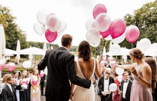 Brautpaar auf der Terrasse mit Seeblick