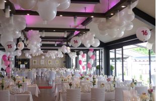 Restaurant 1 und 2 Tischtafeln mit Mittelgang und weißen Hussen